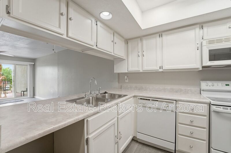 Central Phoenix Gem! Private Patio, Gated, Pool + Underground Parking property image