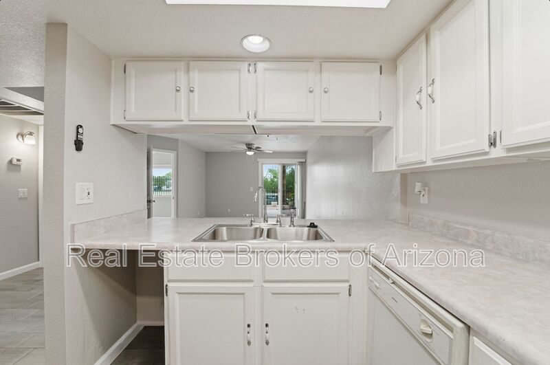 Central Phoenix Gem! Private Patio, Gated, Pool + Underground Parking property image