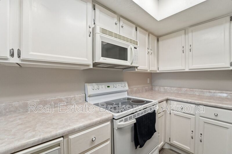 Central Phoenix Gem! Private Patio, Gated, Pool + Underground Parking property image