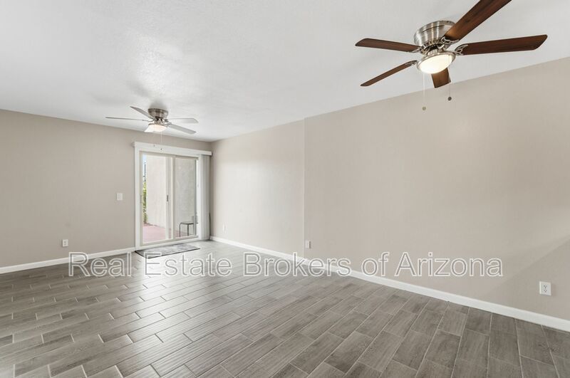 Central Phoenix Gem! Private Patio, Gated, Pool + Underground Parking property image