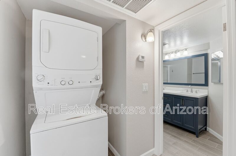 Central Phoenix Gem! Private Patio, Gated, Pool + Underground Parking property image