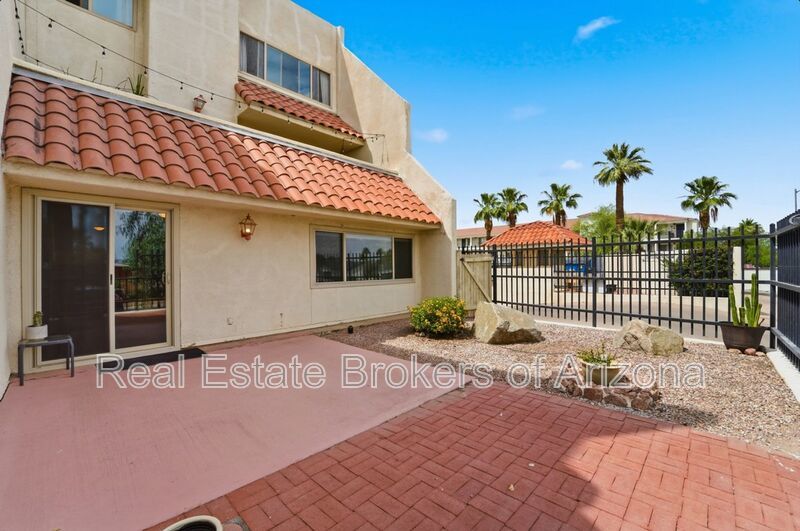 Central Phoenix Gem! Private Patio, Gated, Pool + Underground Parking property image