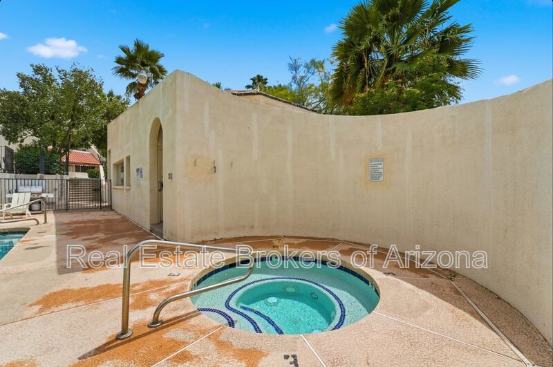 Central Phoenix Gem! Private Patio, Gated, Pool + Underground Parking property image