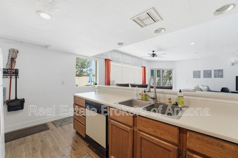 Central Phoenix Gem! Private Patio, Gated, Pool + Underground Parking property image