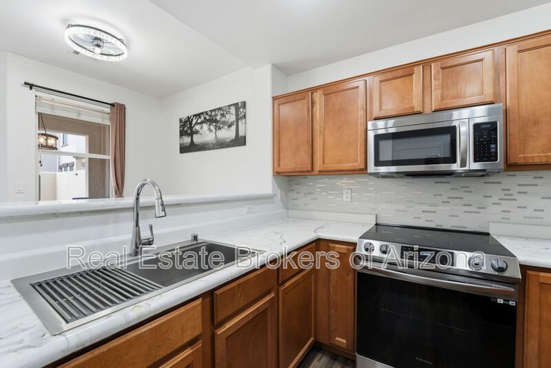 Prime Tempe Location! 3 Bed Townhome w/ Private Patio & Garage property image