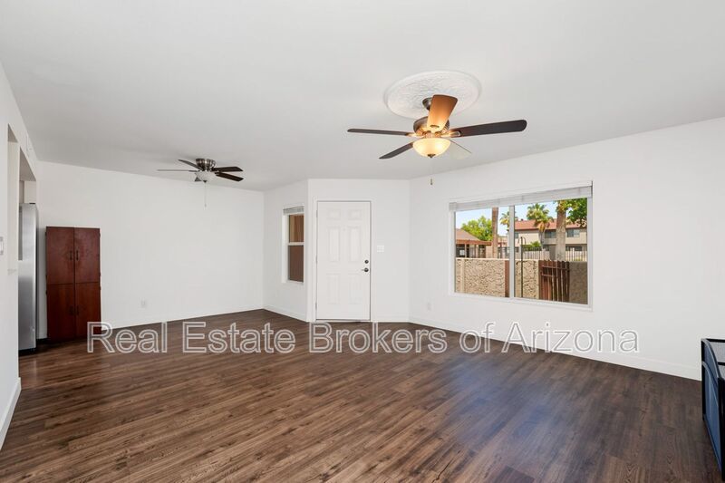 Stylish Dobson Glen Townhome | Updated Kitchen, Loft & Pool Access property image