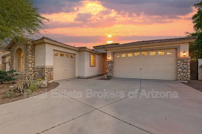 Oversized Lot + Dual Garages! 3 Bed + Den in Mountain Vista property image