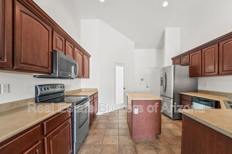 Oversized Lot + Dual Garages! 3 Bed + Den in Mountain Vista property image