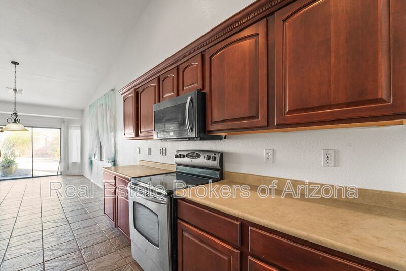 Oversized Lot + Dual Garages! 3 Bed + Den in Mountain Vista property image
