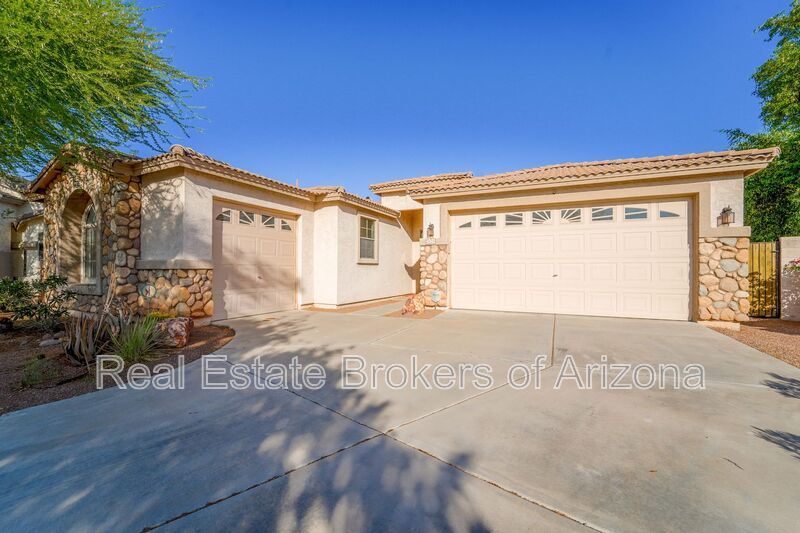 Oversized Lot + Dual Garages! 3 Bed + Den in Mountain Vista property image