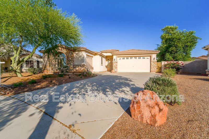 Oversized Lot + Dual Garages! 3 Bed + Den in Mountain Vista property image